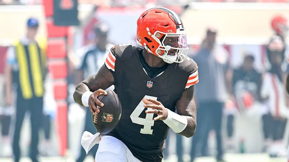 Cleveland Browns Triumph Over Buccaneers in Storm-Delayed Matchup, Solidifying Deshaun Watson's Starting Position